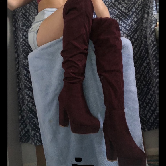 Women’s 70’s style High Rise Burgundy Boots - Picture 2 of 3